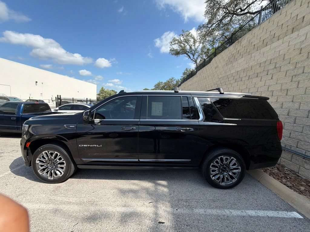 Used 2023 GMC Yukon XL Denali Ultimate AWD/4WD image 2