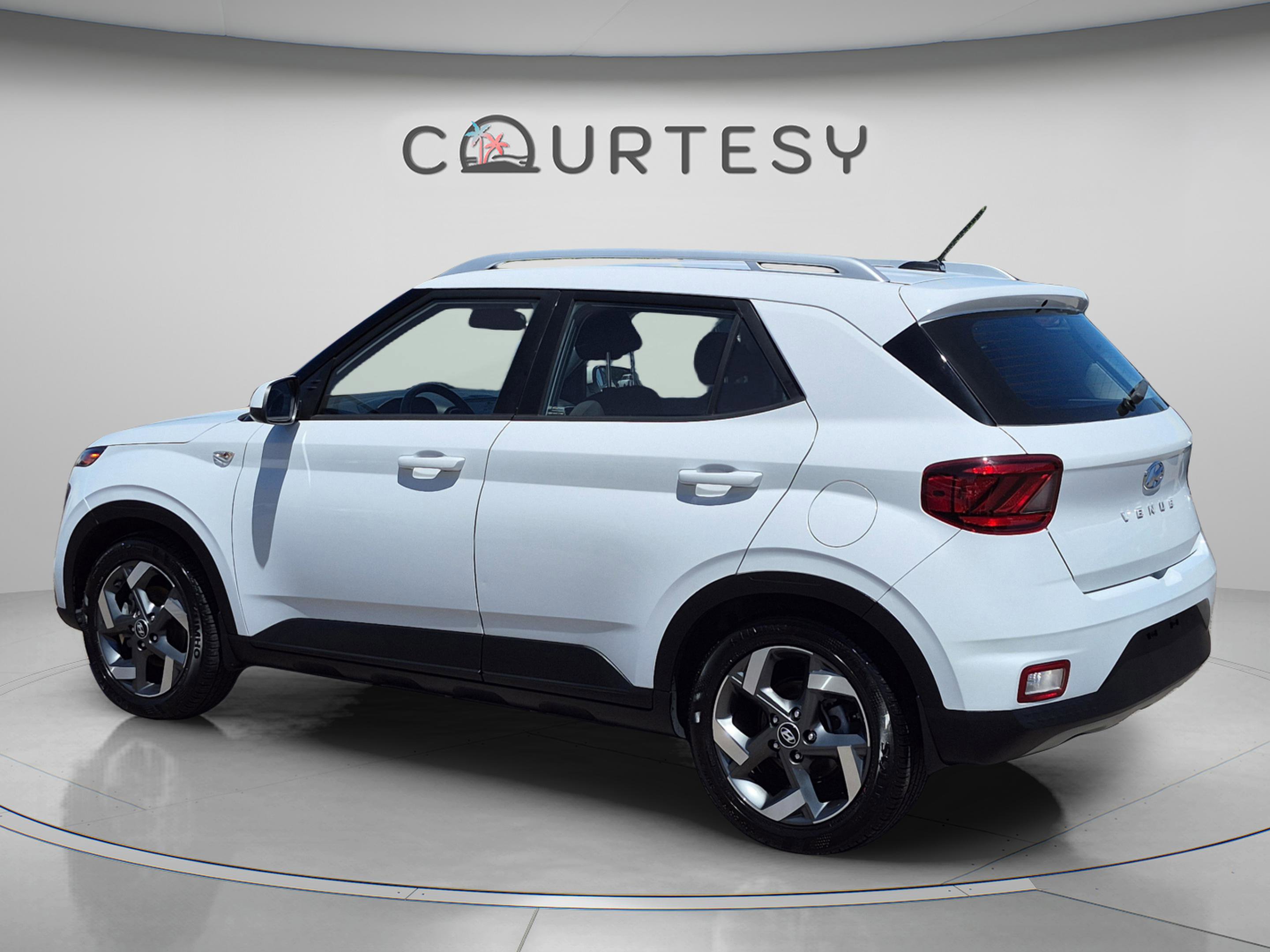 Used 2023 Hyundai Venue SEL FWD image 3