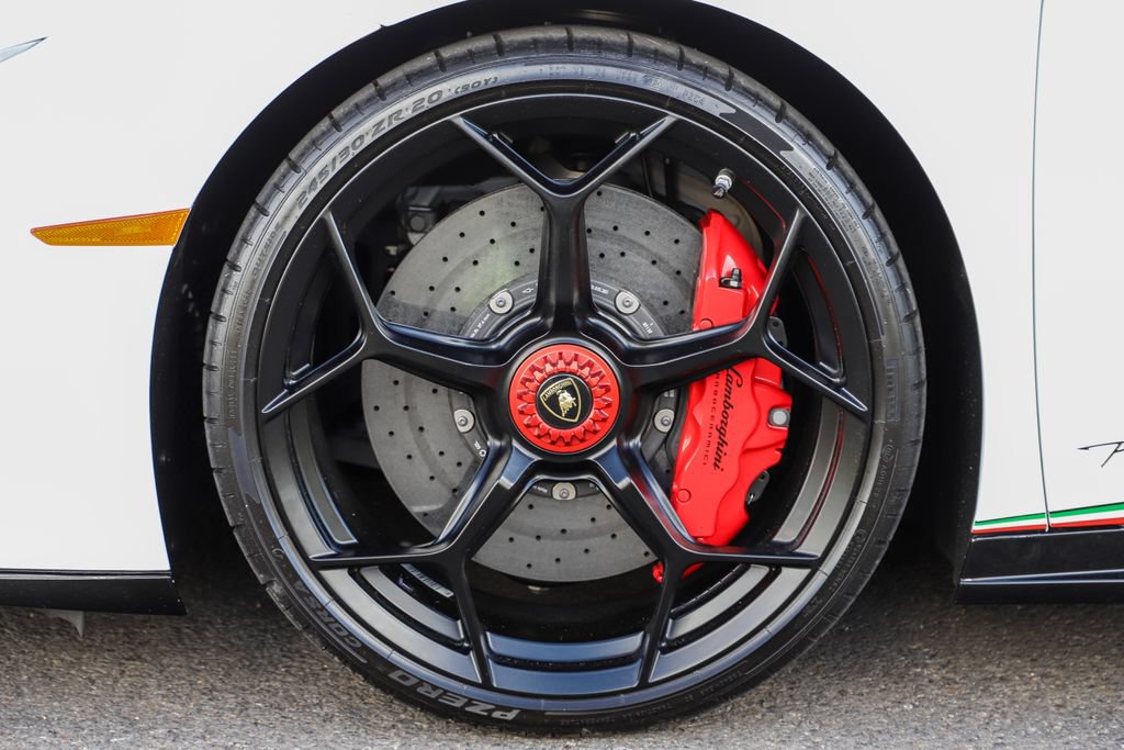 Used 2018 Lamborghini Huracan Performante AWD/4WD image 20