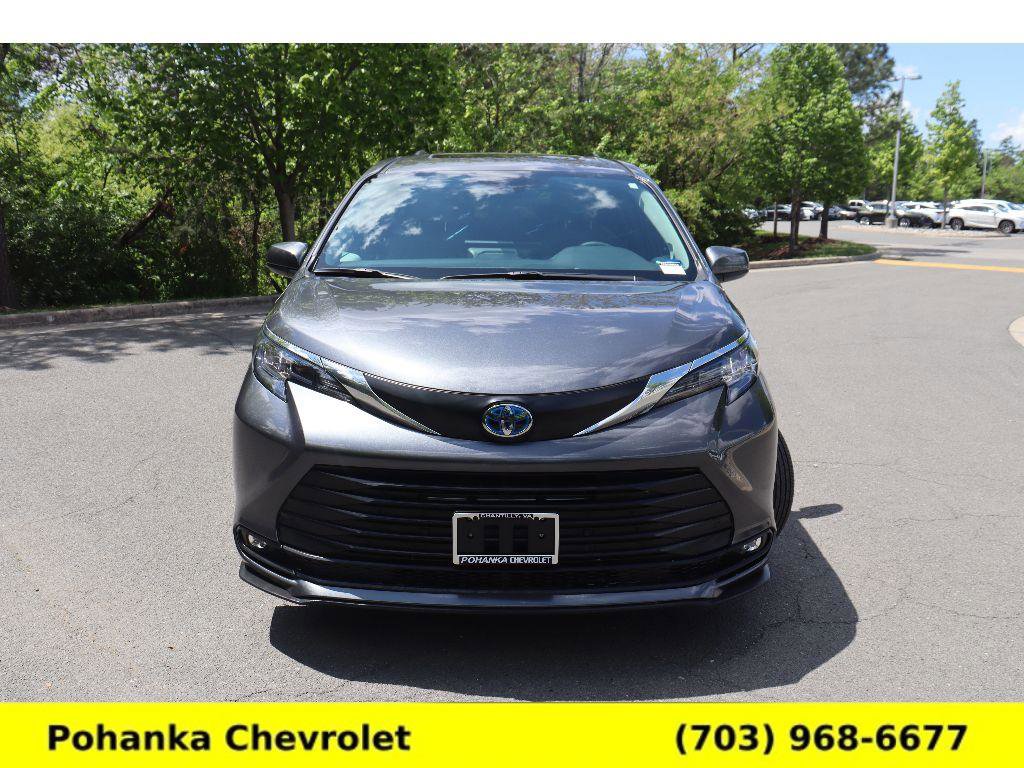 Used 2025 Toyota Sienna XLE w/ XLE Plus Package AWD/4WD image 2