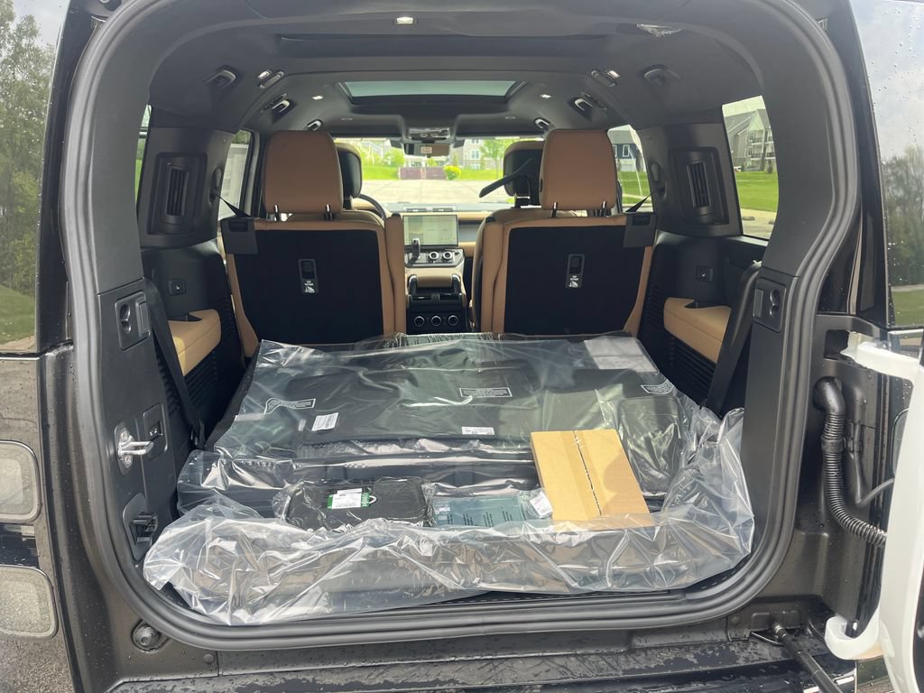 New 2026 Land Rover Defender 130 X-Dynamic SE AWD/4WD image 18