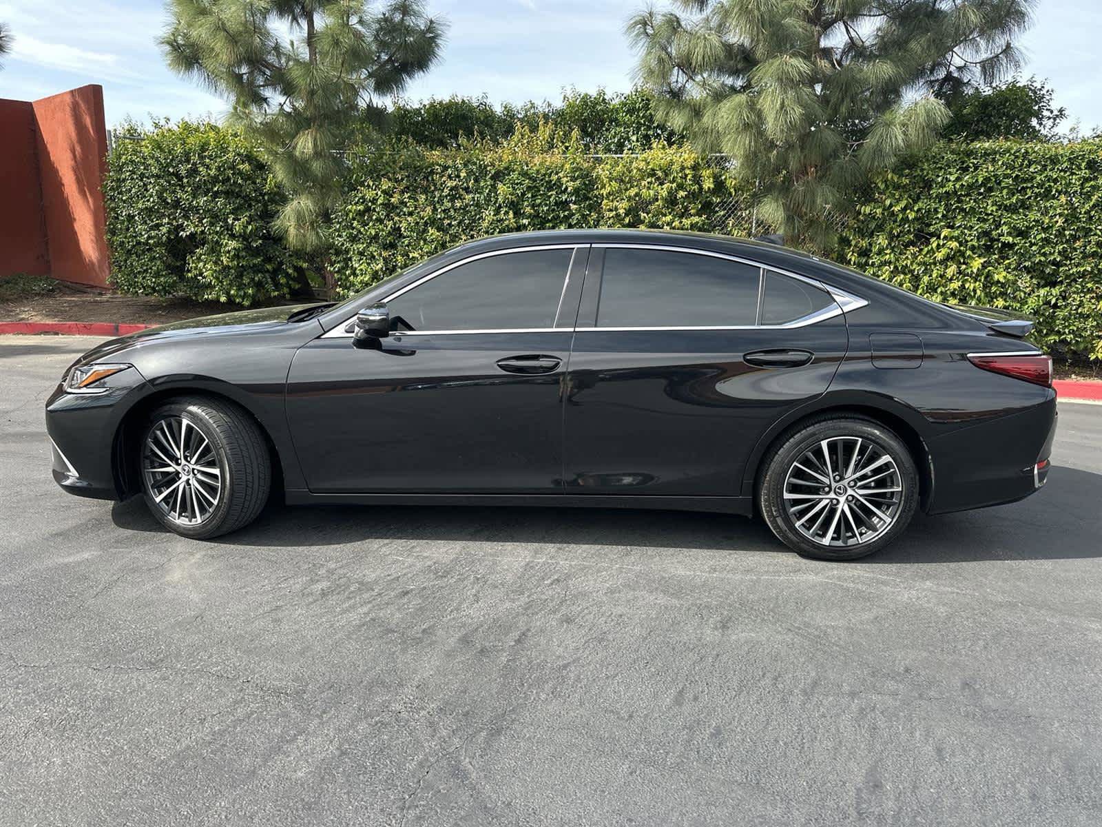 Used 2024 Lexus ES 300h w/ Premium Package image 3