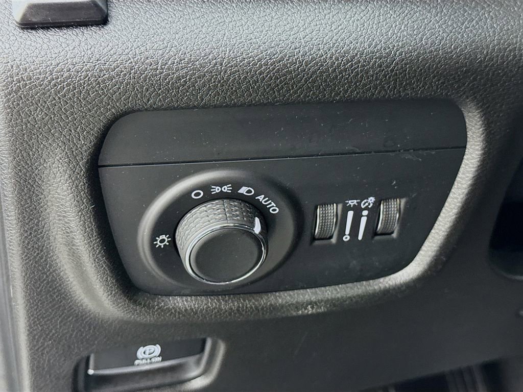 Used 2021 Jeep Grand Cherokee L Laredo image 19