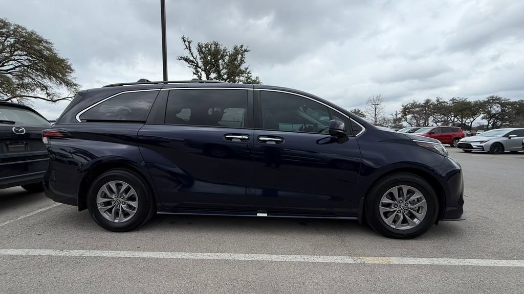 Certified 2022 Toyota Sienna XLE image 4