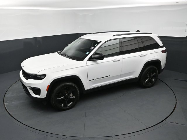 Used 2023 Jeep Grand Cherokee Limited w/ Luxury Tech Group II AWD/4WD image 14