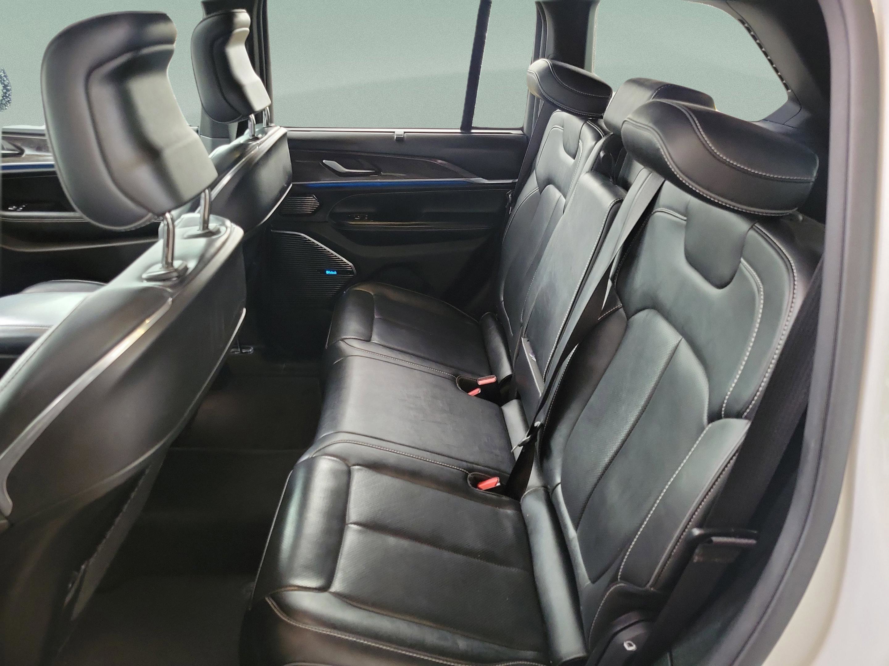 Used 2022 Jeep Grand Cherokee Overland w/ Luxury Tech Group IV image 14