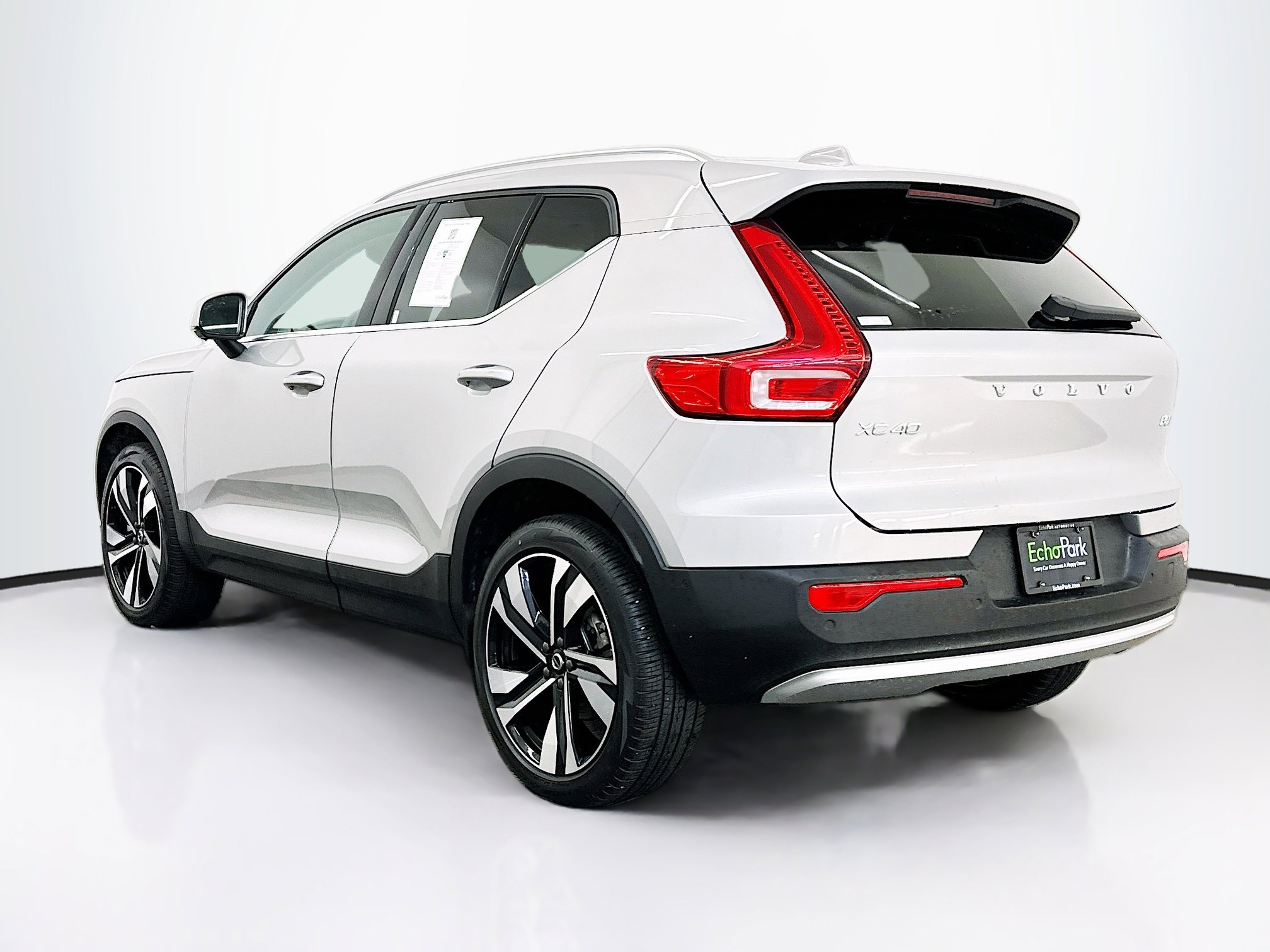 Used 2025 Volvo XC40 B5 Plus image 5