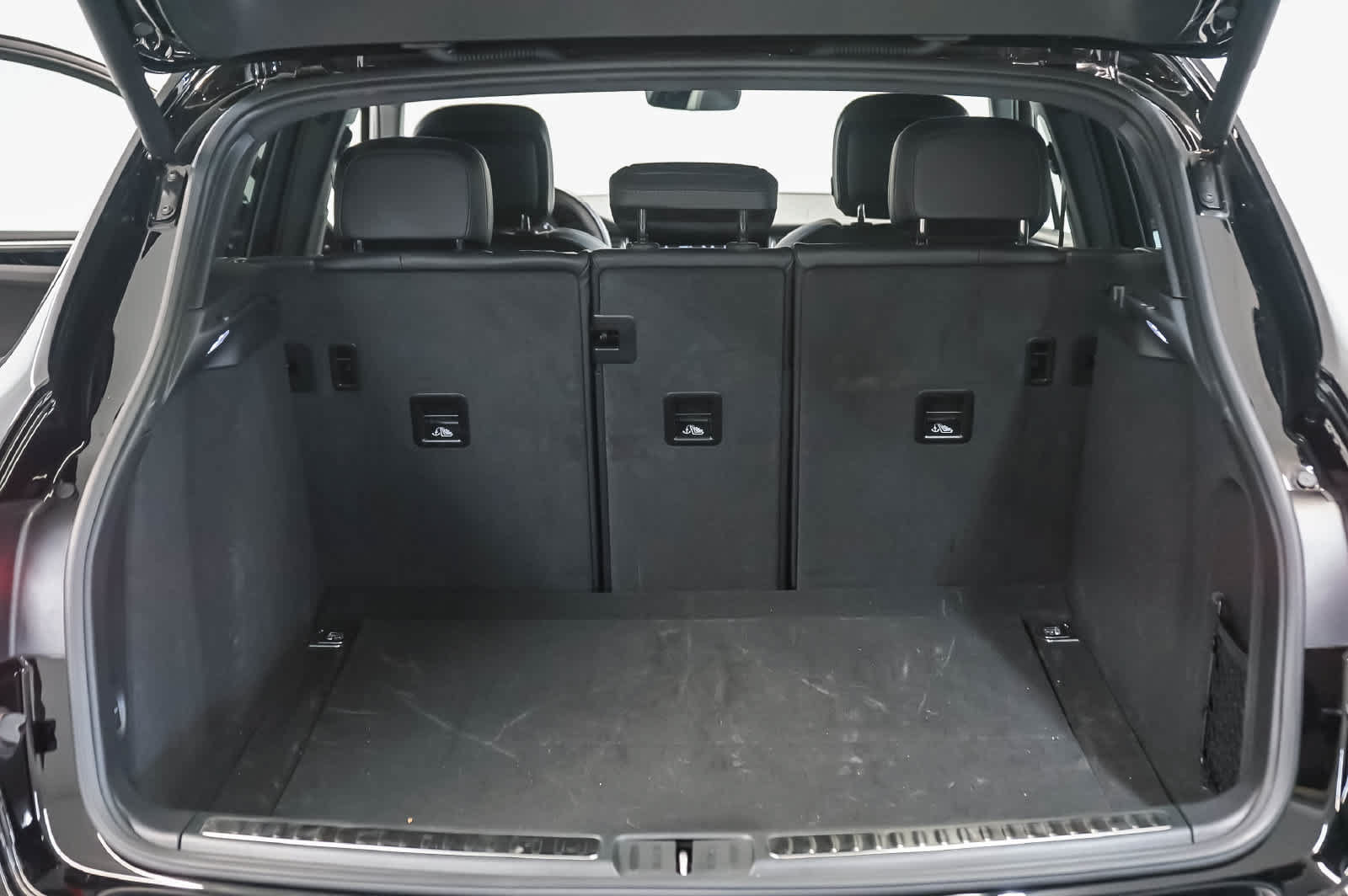 Certified 2025 Porsche Macan AWD/4WD image 32