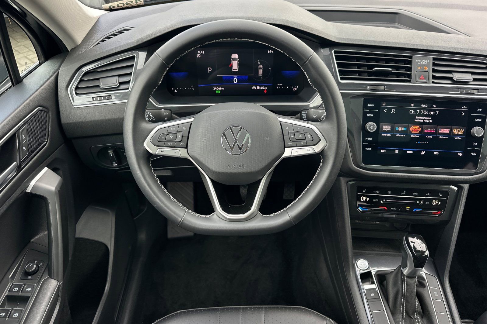 Used 2023 Volkswagen Tiguan SE w/ Panoramic Sunroof Package FWD image 14