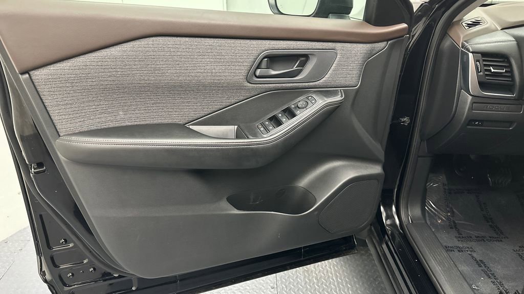 Used 2022 Nissan Rogue S image 16