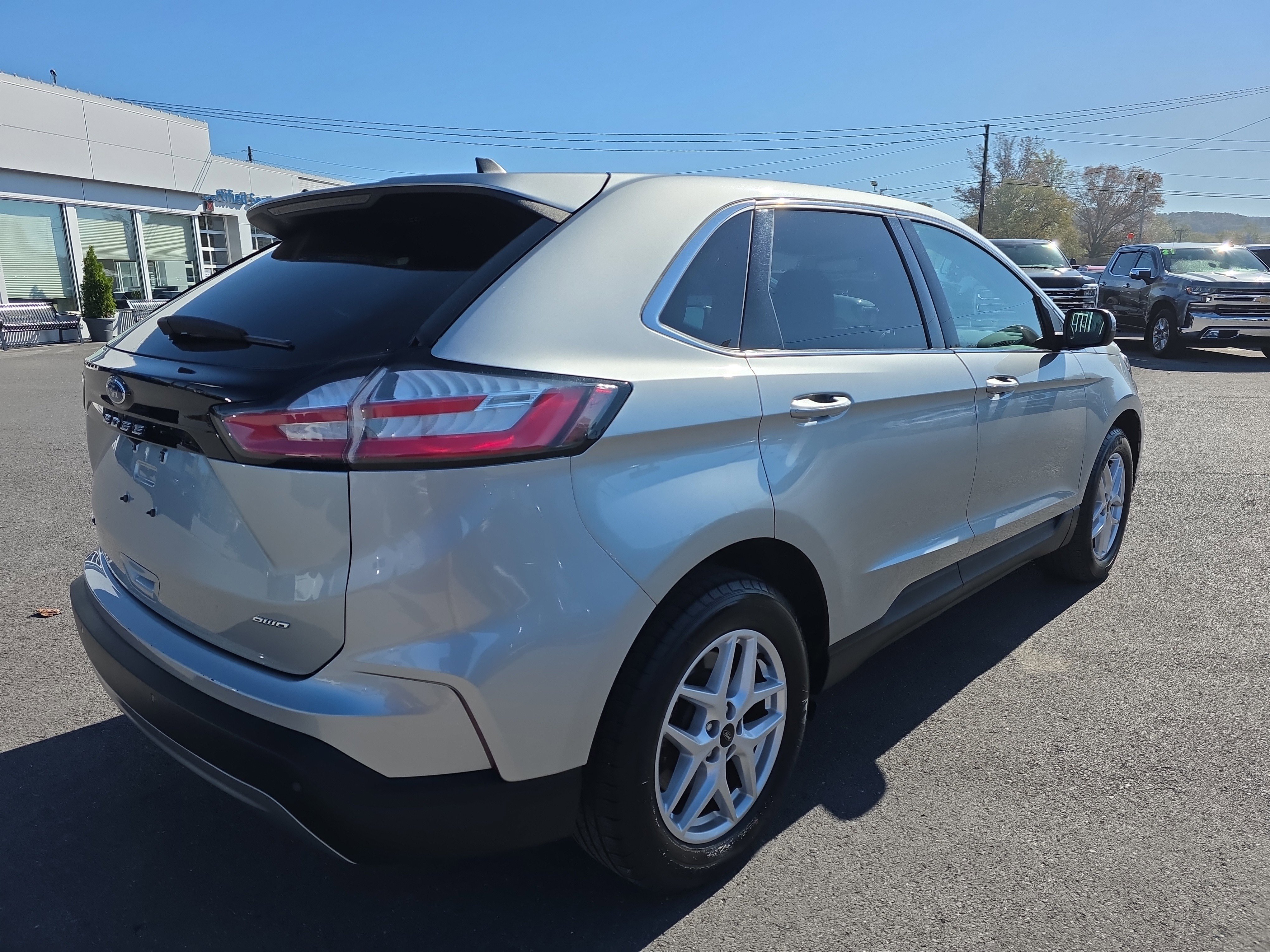 Used 2024 Ford Edge SEL image 3