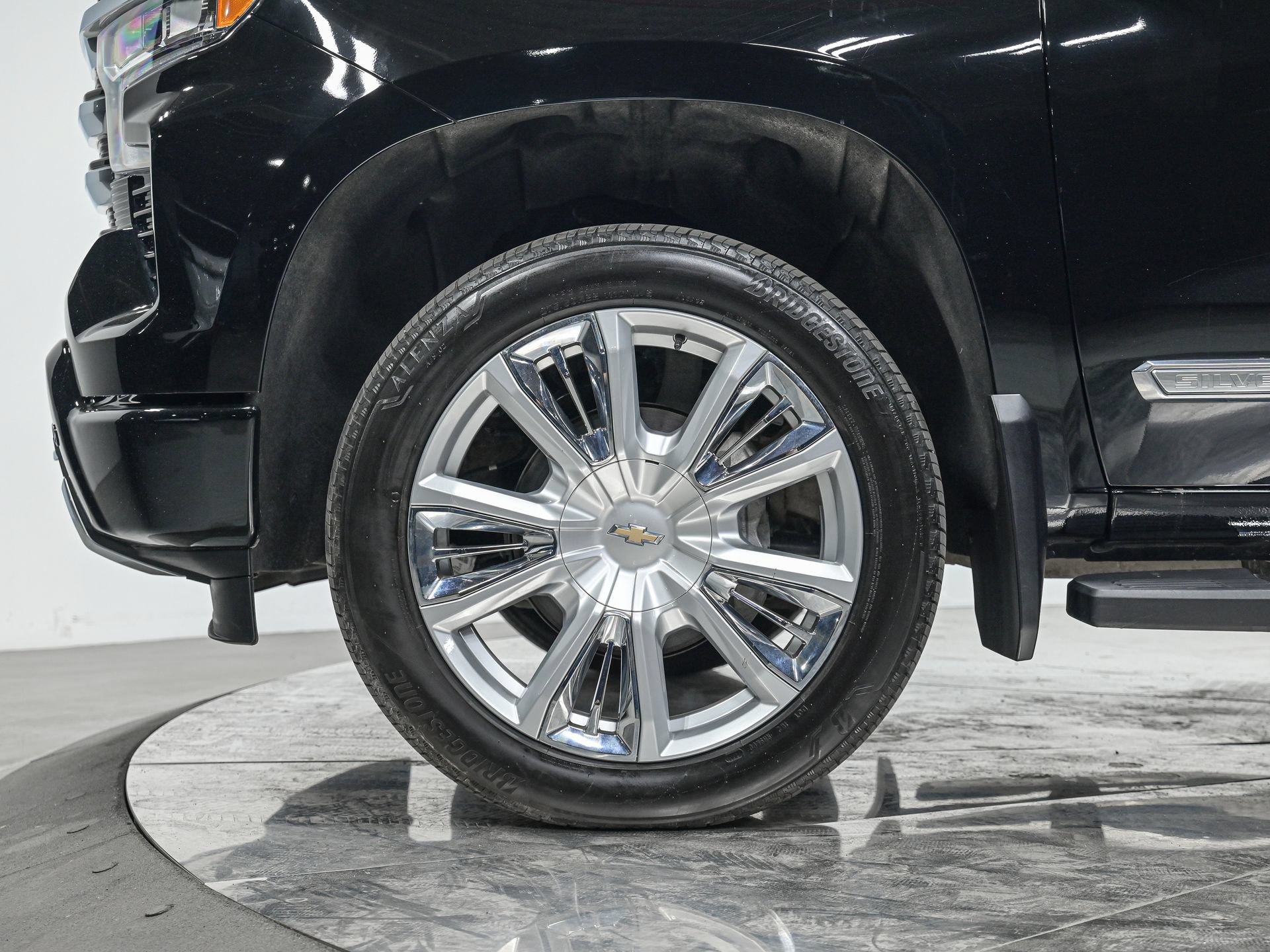 Used 2025 Chevrolet Silverado 1500 High Country w/ High Country Premium Package AWD/4WD image 3