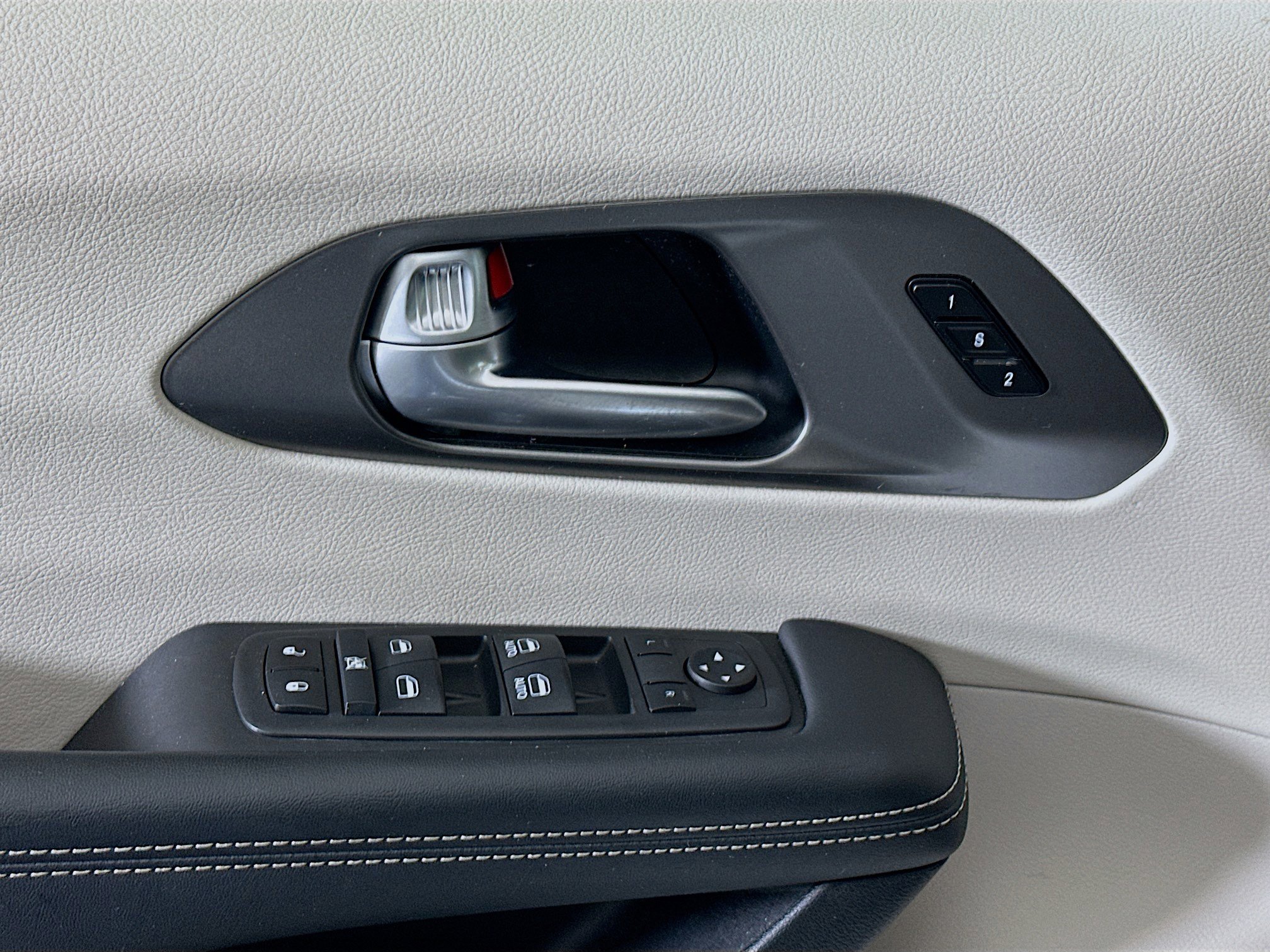 Used 2024 Chrysler Pacifica Touring-L image 15