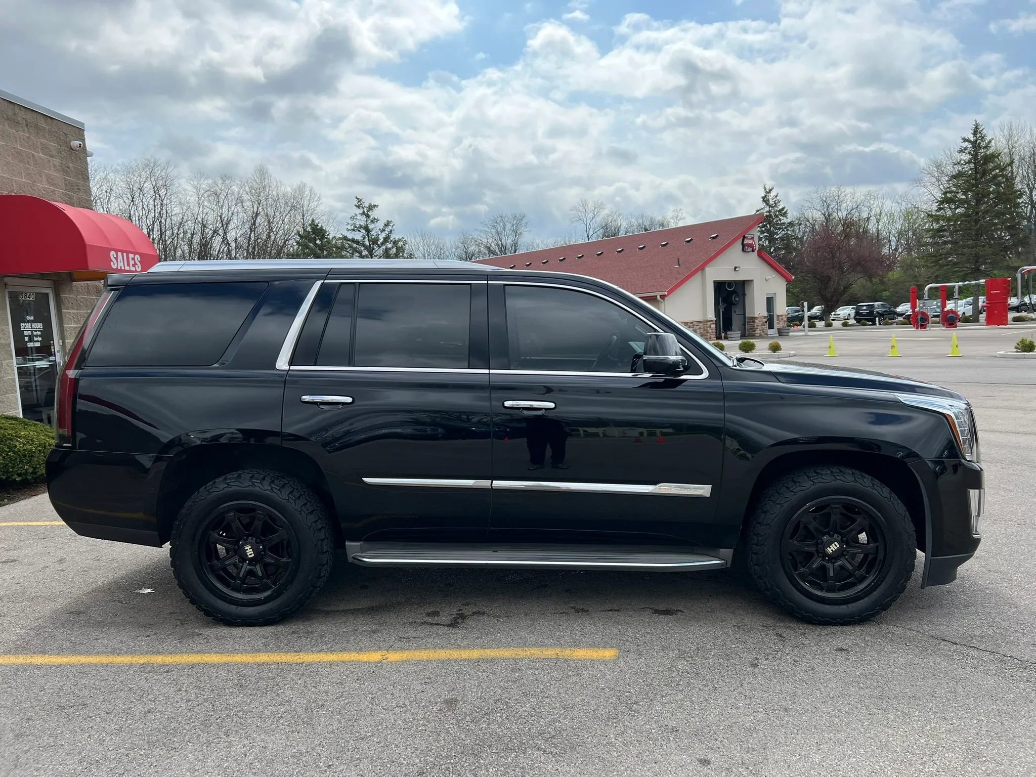 Used 2015 Cadillac Escalade Luxury image 4