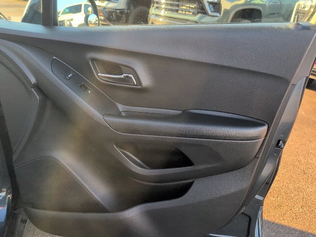 Used 2021 Chevrolet Trax LT w/ LT Convenience Package AWD/4WD image 39