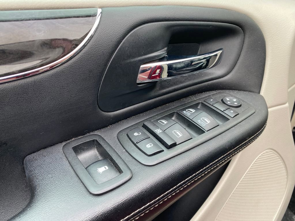 Used 2012 Chrysler Town & Country Touring-L w/ Driver Convenience Group FWD image 13