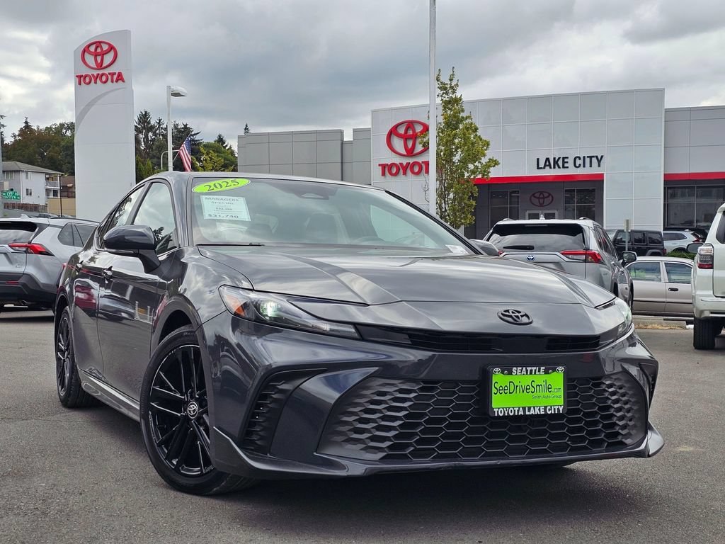 Used 2025 Toyota Camry SE FWD image 2