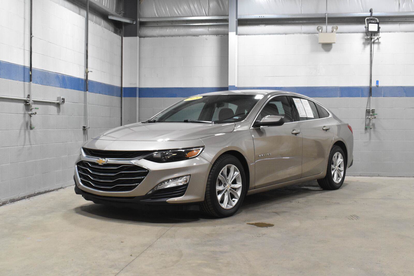 Used 2025 Chevrolet Malibu LT FWD image 2