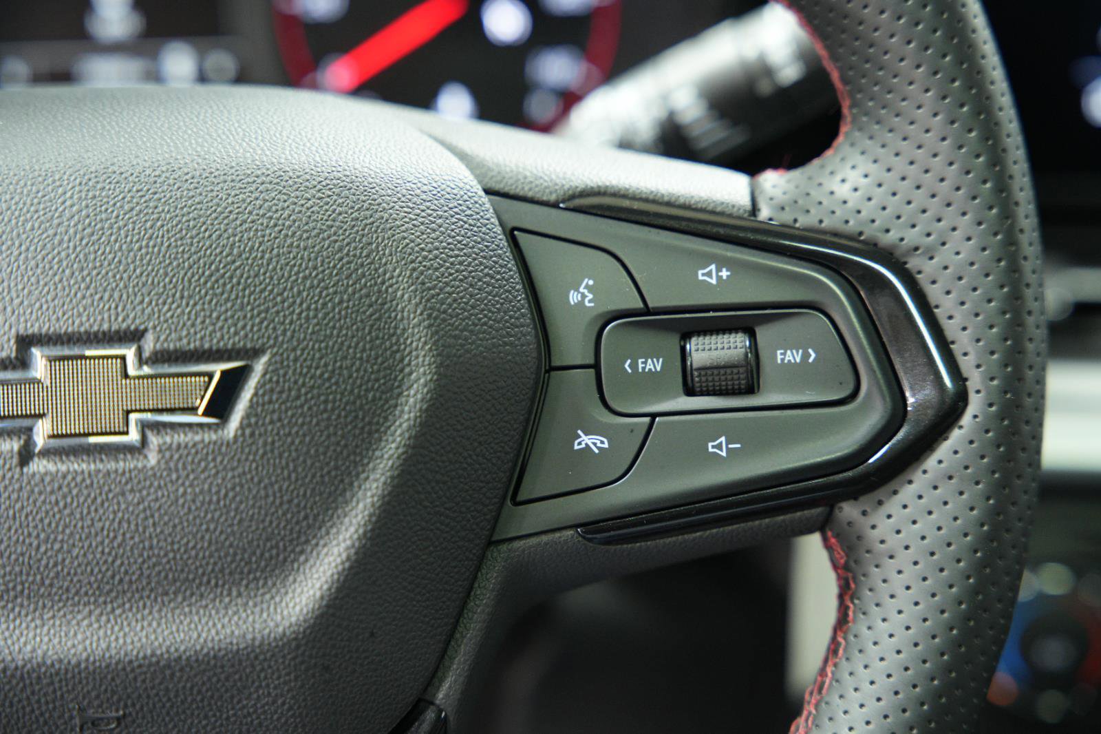 Used 2024 Chevrolet Trax RS w/ Sunroof Package FWD image 33