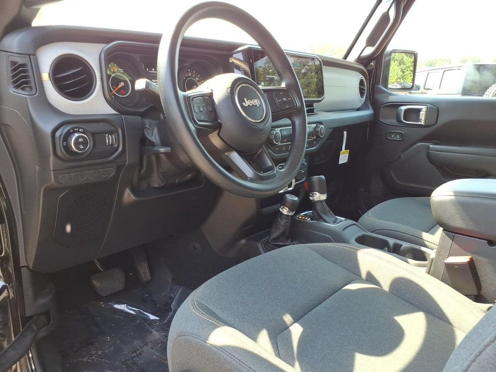 Used 2025 Jeep Gladiator Sport AWD/4WD image 12