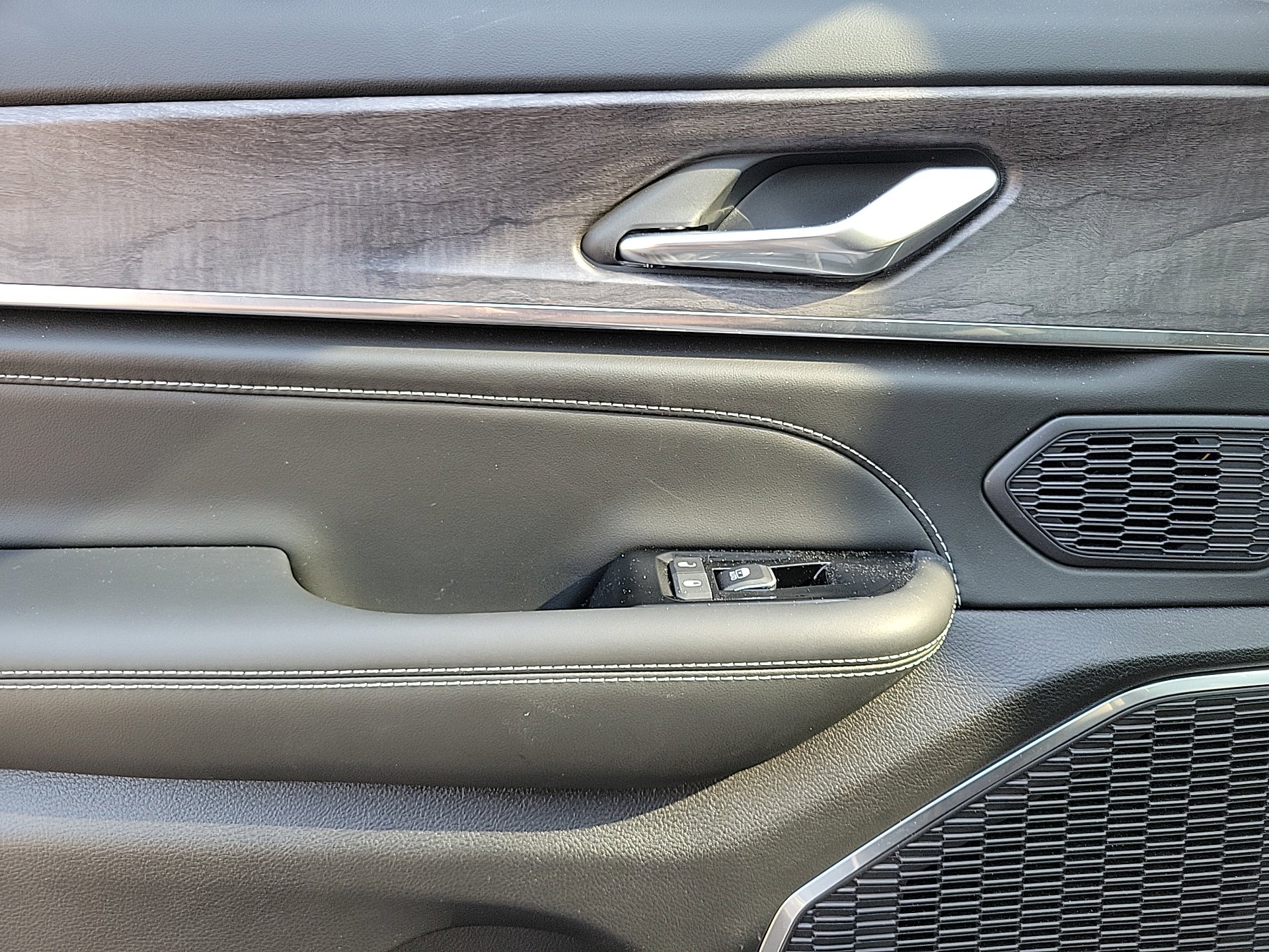 Used 2024 Jeep Grand Cherokee L Overland w/ Advanced Protech Group III image 11