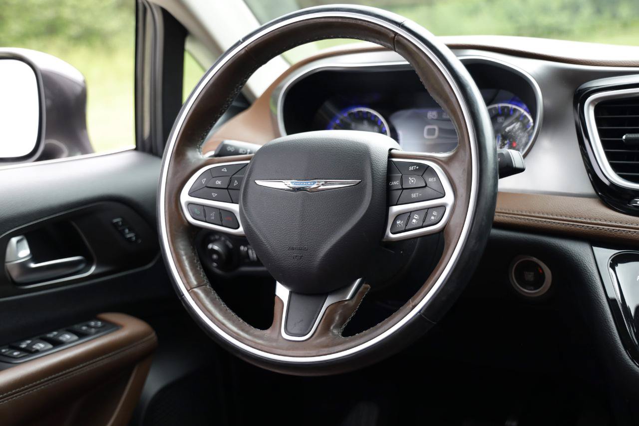 Used 2017 Chrysler Pacifica Limited w/ Advanced Safetytec Group FWD image 32