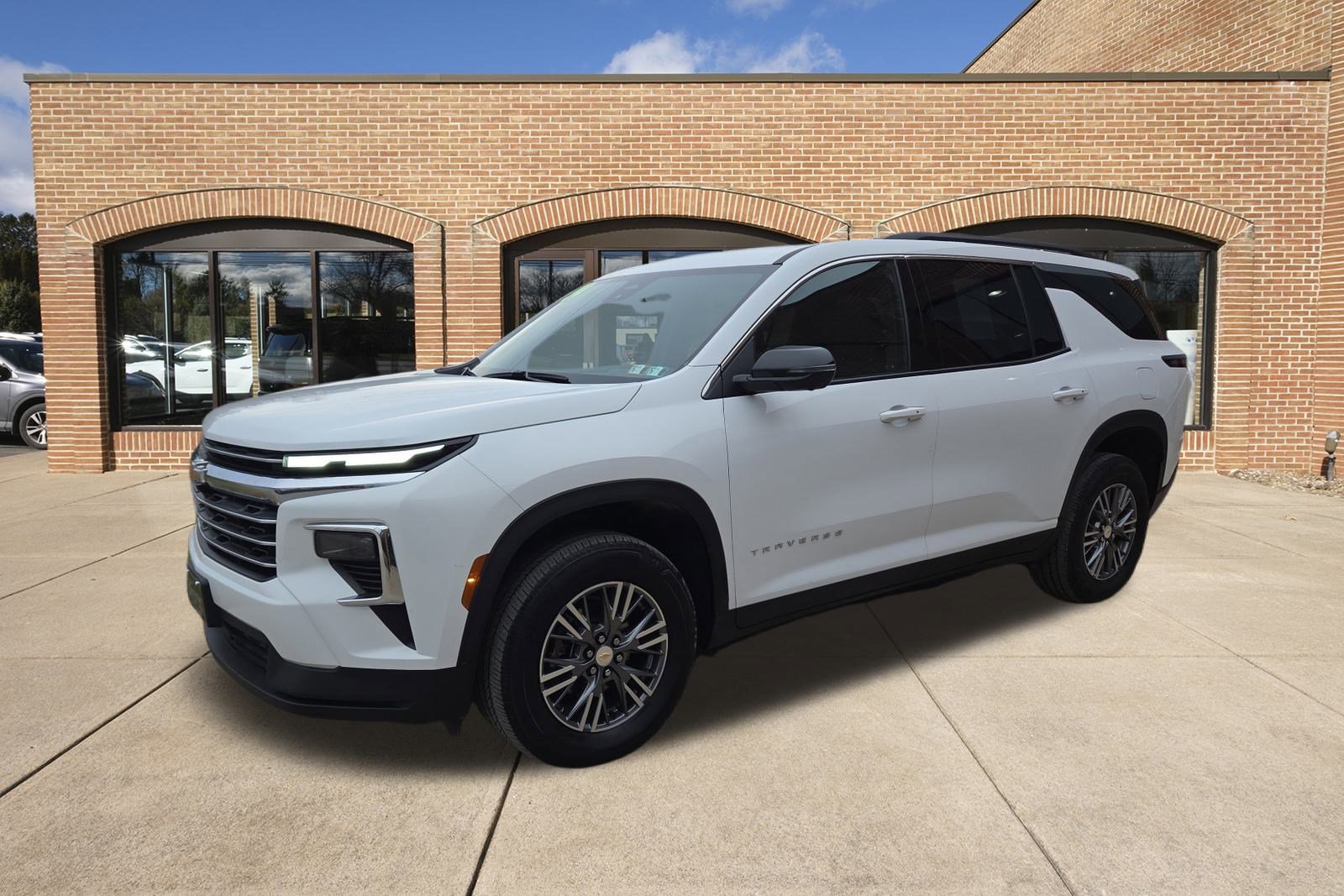 Used 2024 Chevrolet Traverse LT image 8