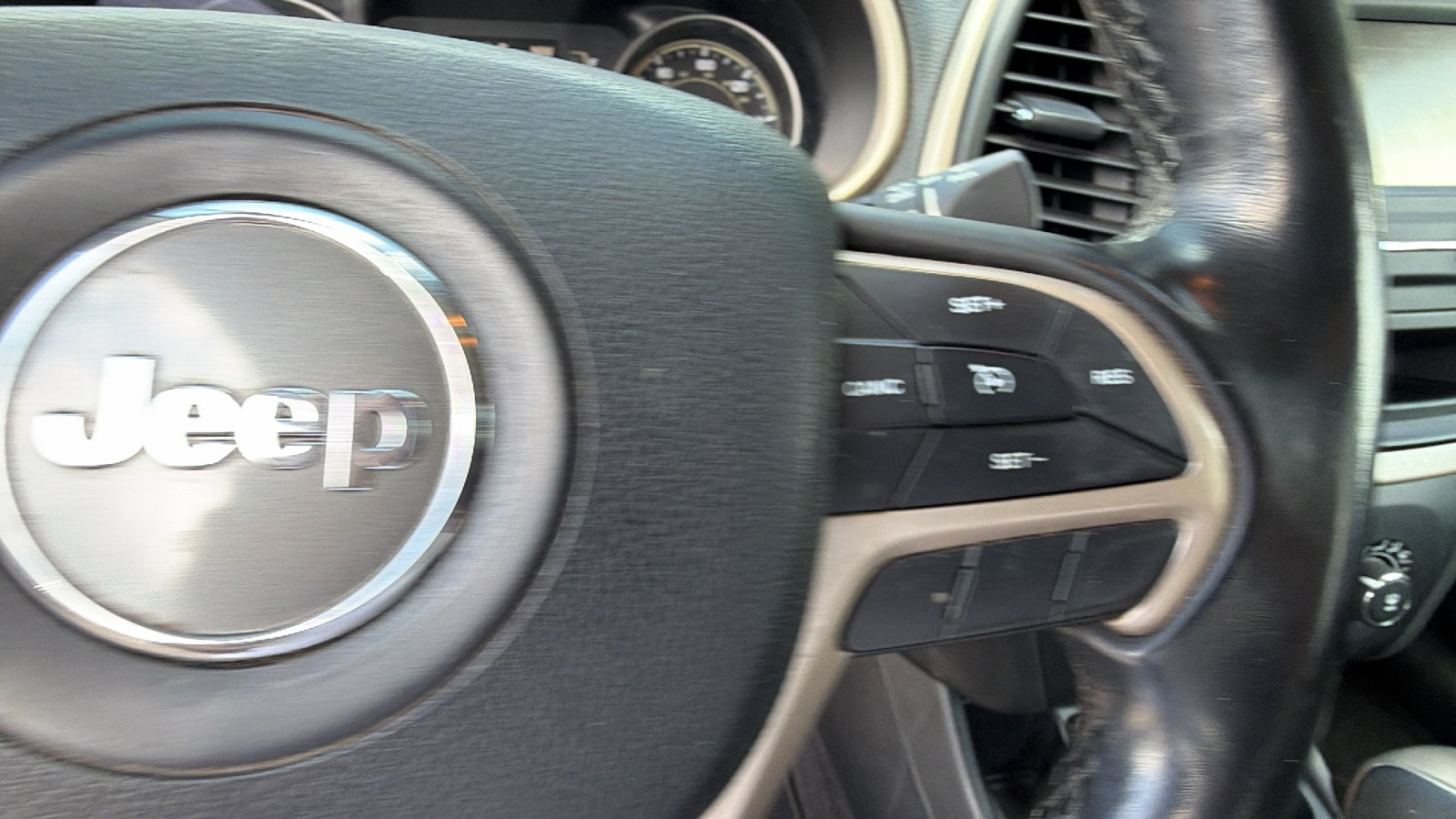 Used 2018 Jeep Cherokee Latitude w/ Altitude Package FWD image 27