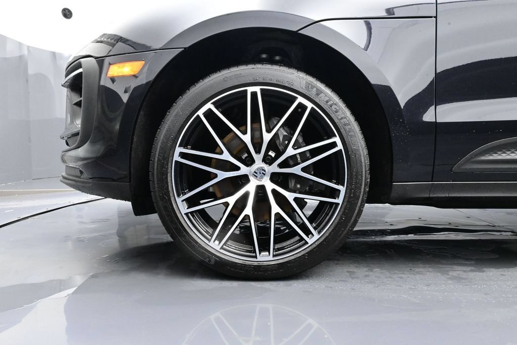 Certified 2025 Porsche Macan AWD/4WD image 6