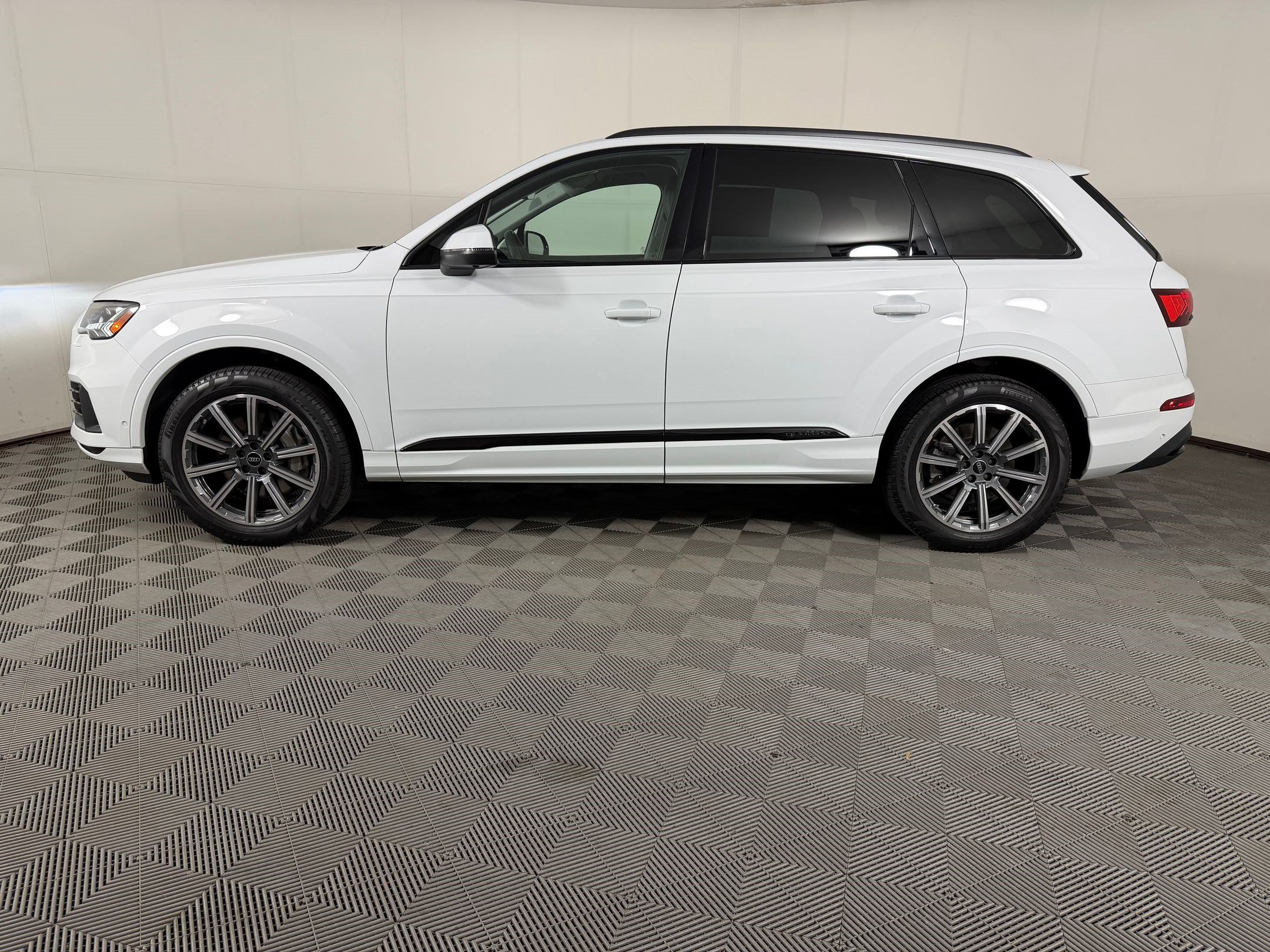Used 2023 Audi Q7 2.0T Premium Plus w/ Premium Plus Package AWD/4WD image 2