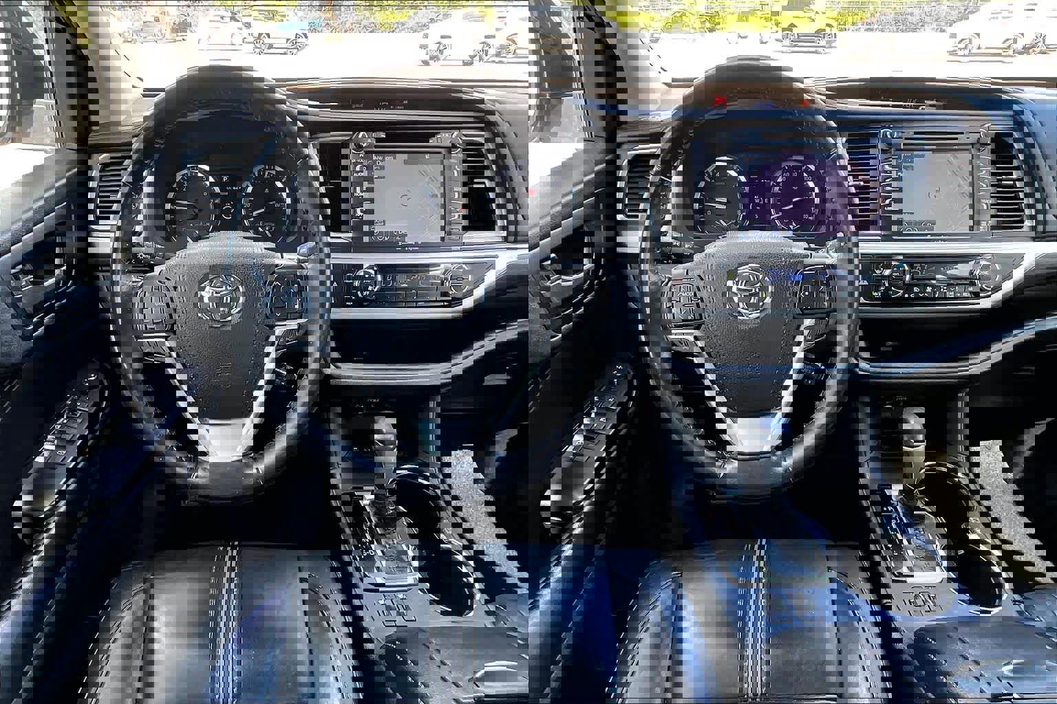 Used 2018 Toyota Highlander SE FWD image 6