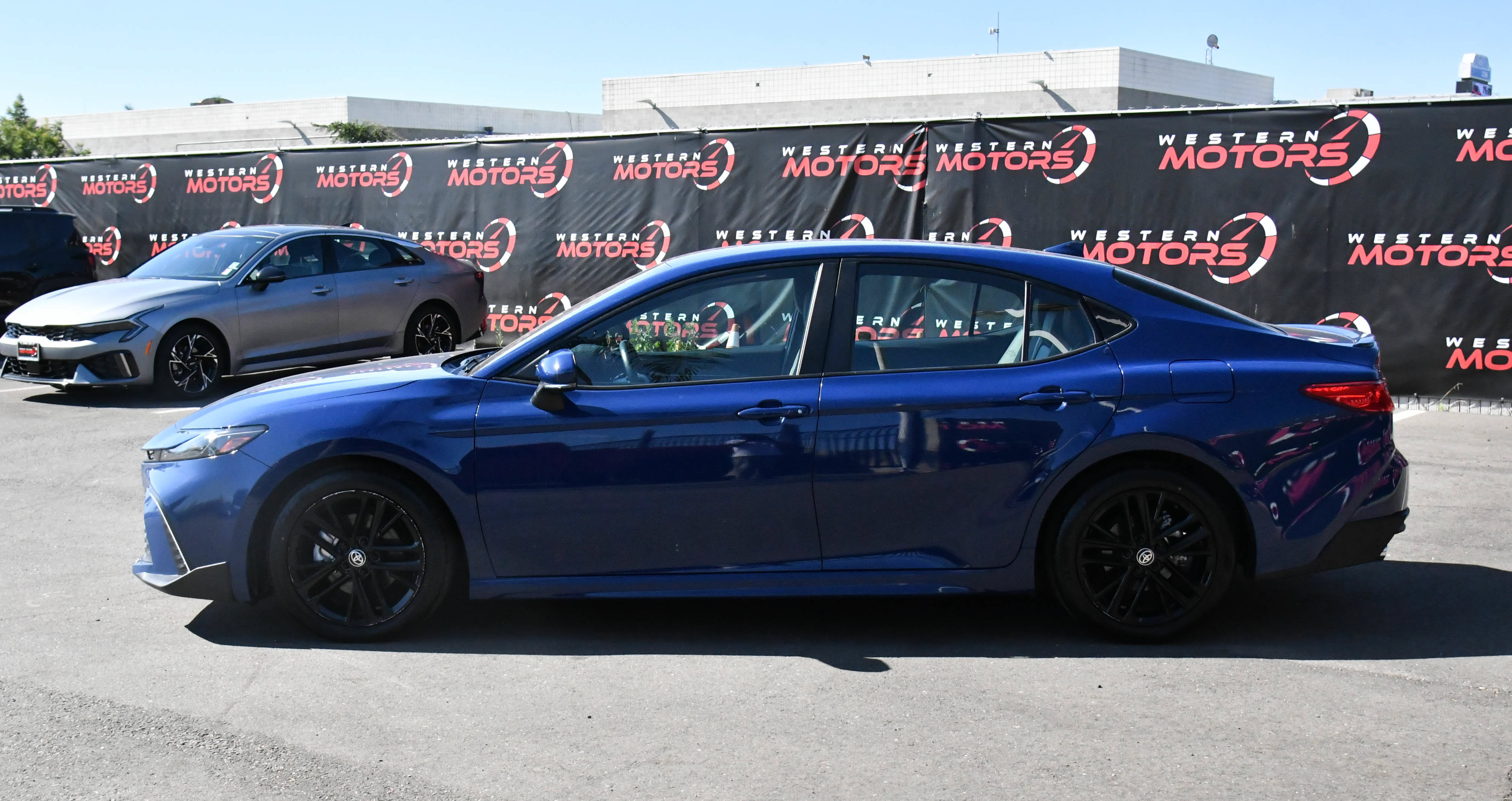 Used 2025 Toyota Camry SE w/ Convenience Package FWD image 4