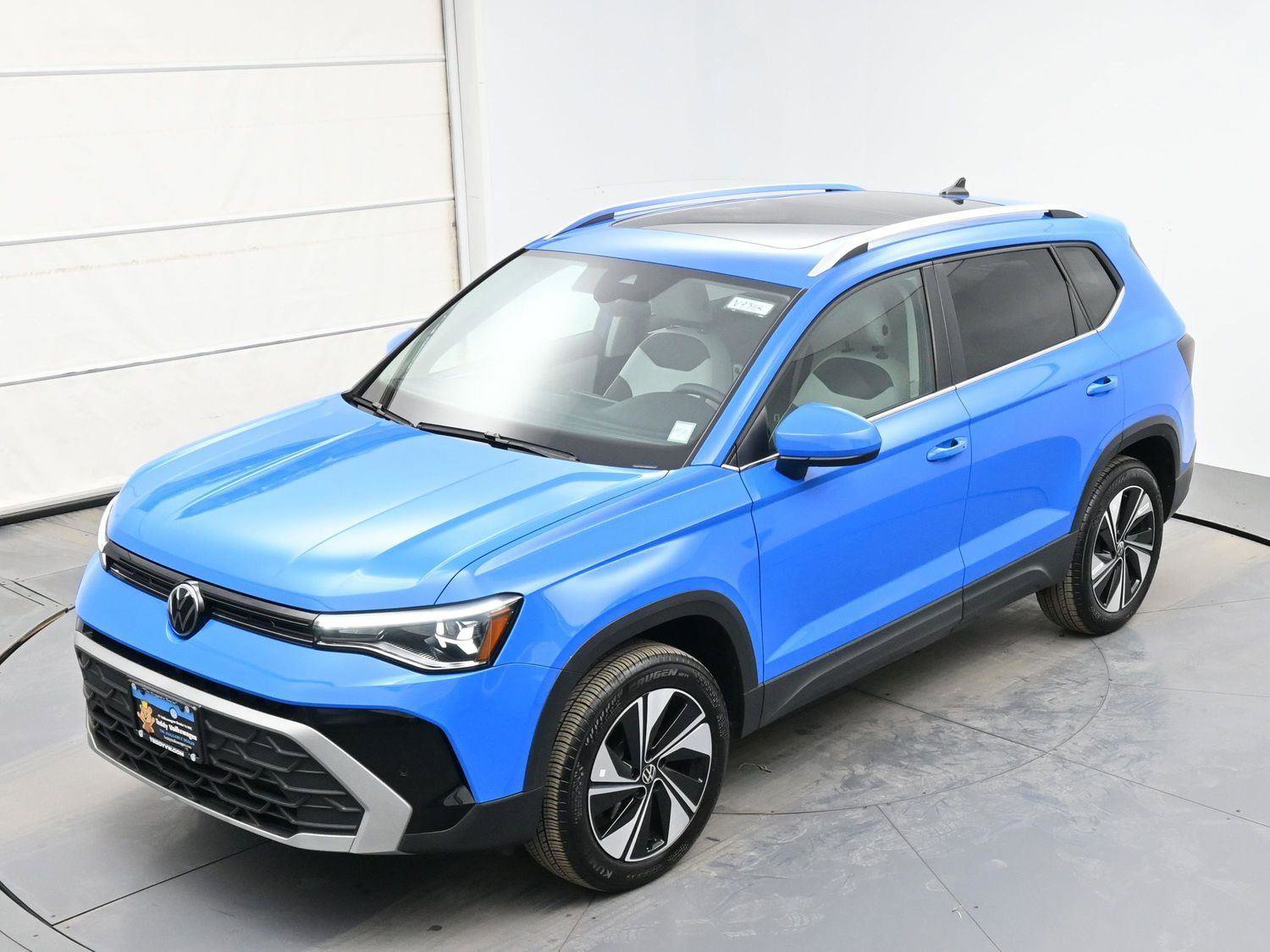 Certified 2025 Volkswagen Taos SE w/ Panoramic Sunroof Package AWD/4WD image 36