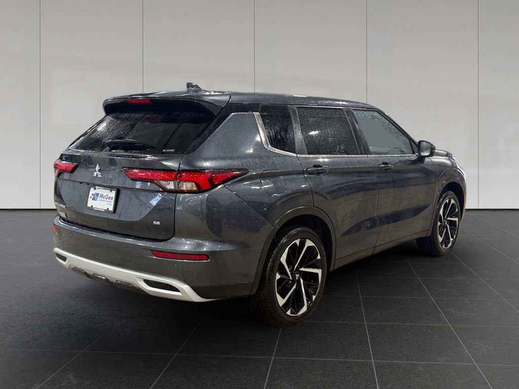 Used 2024 Mitsubishi Outlander SE Black Edition image 4