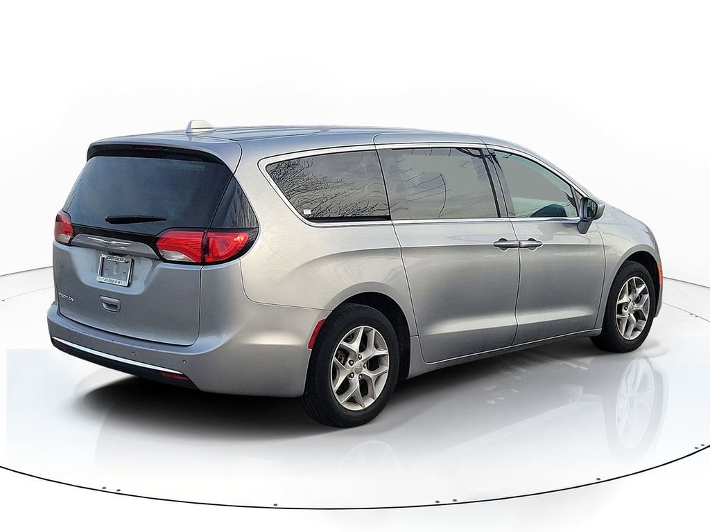 Used 2020 Chrysler Pacifica Touring w/ Tire & Wheel Group image 4