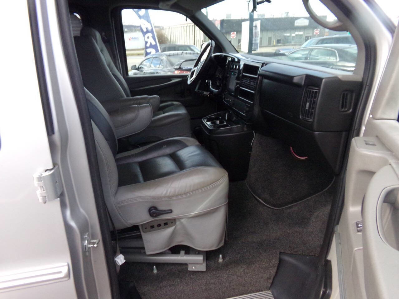 Used 2010 GMC Savana 1500 w/ Preferred Equipment Group image 32