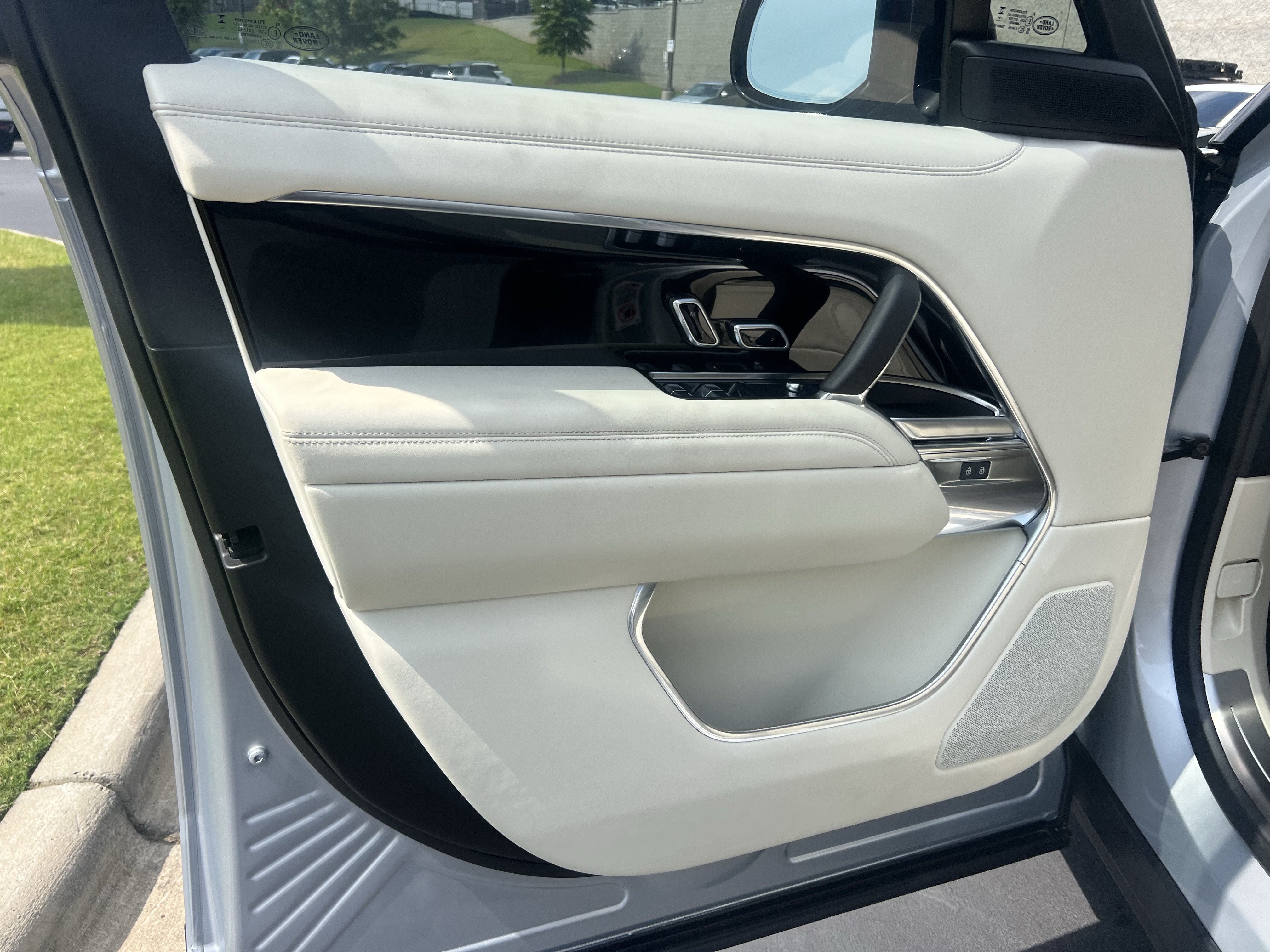 Certified 2025 Land Rover Range Rover SE AWD/4WD image 14