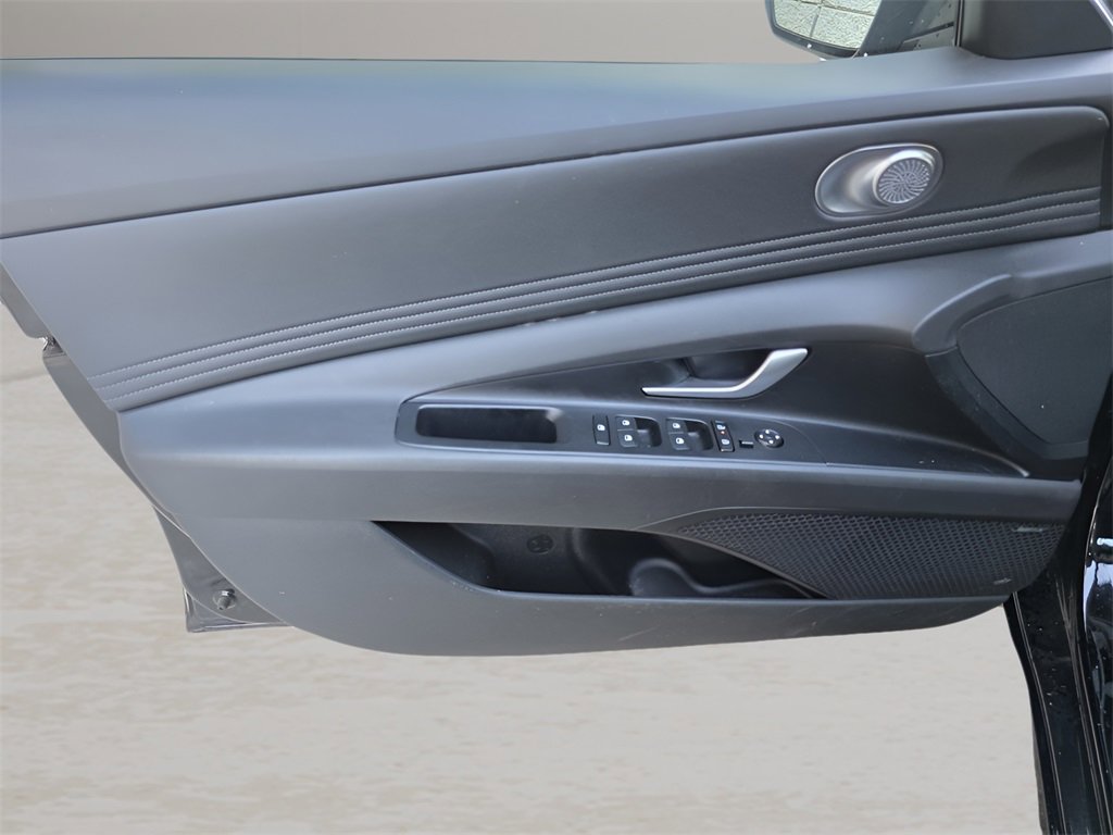 Certified 2025 Hyundai Elantra Limited image 17