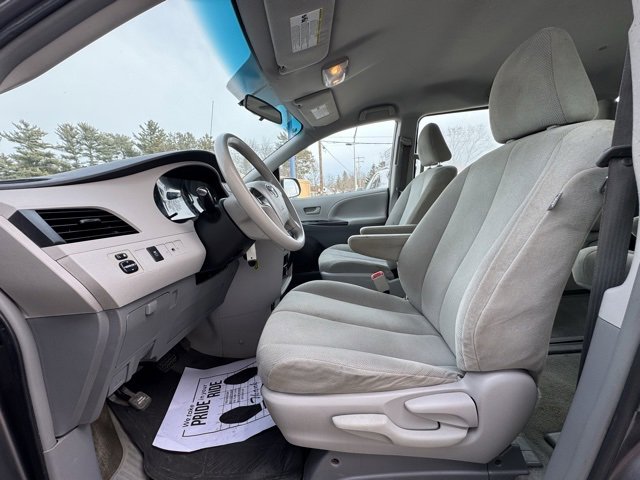Used 2014 Toyota Sienna L image 10