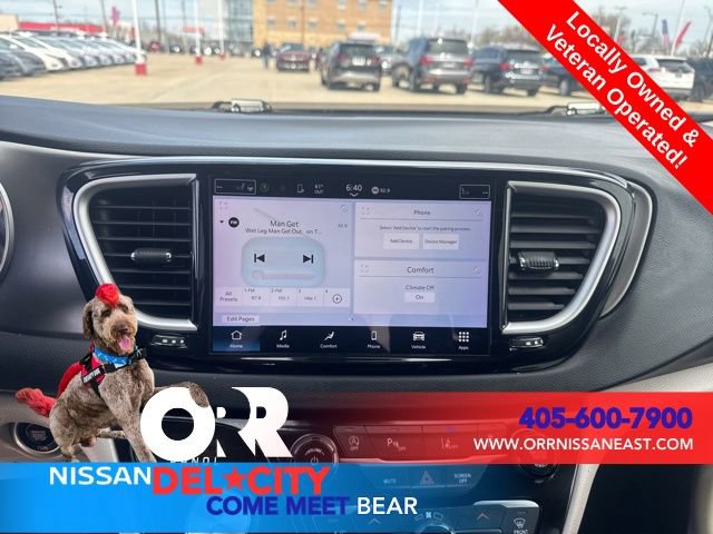 Used 2023 Chrysler Pacifica Touring-L image 25