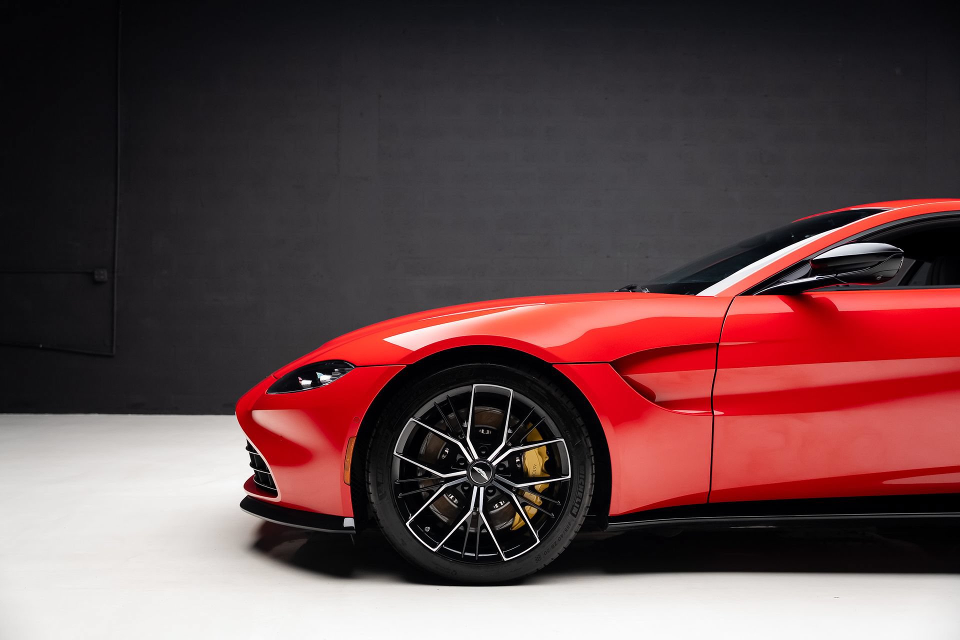 Used 2023 Aston Martin V8 Vantage Coupe RWD image 18