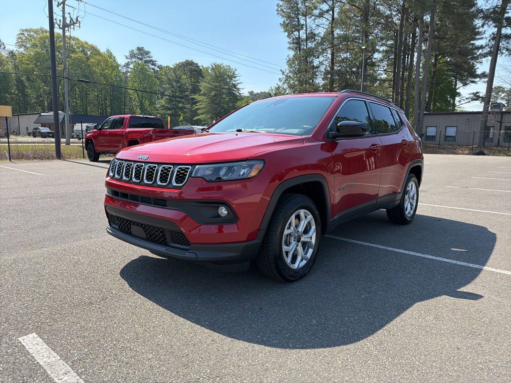 Used 2025 Jeep Compass Latitude w/ Sun & Sound Group AWD/4WD image 2