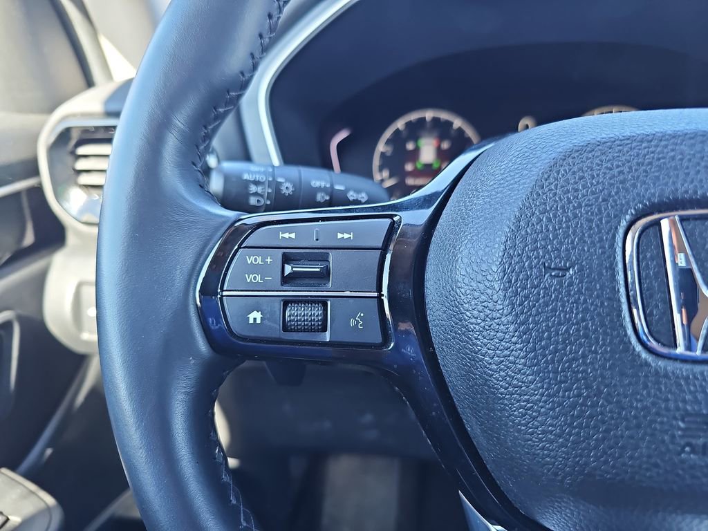 Used 2025 Honda Pilot Touring image 17