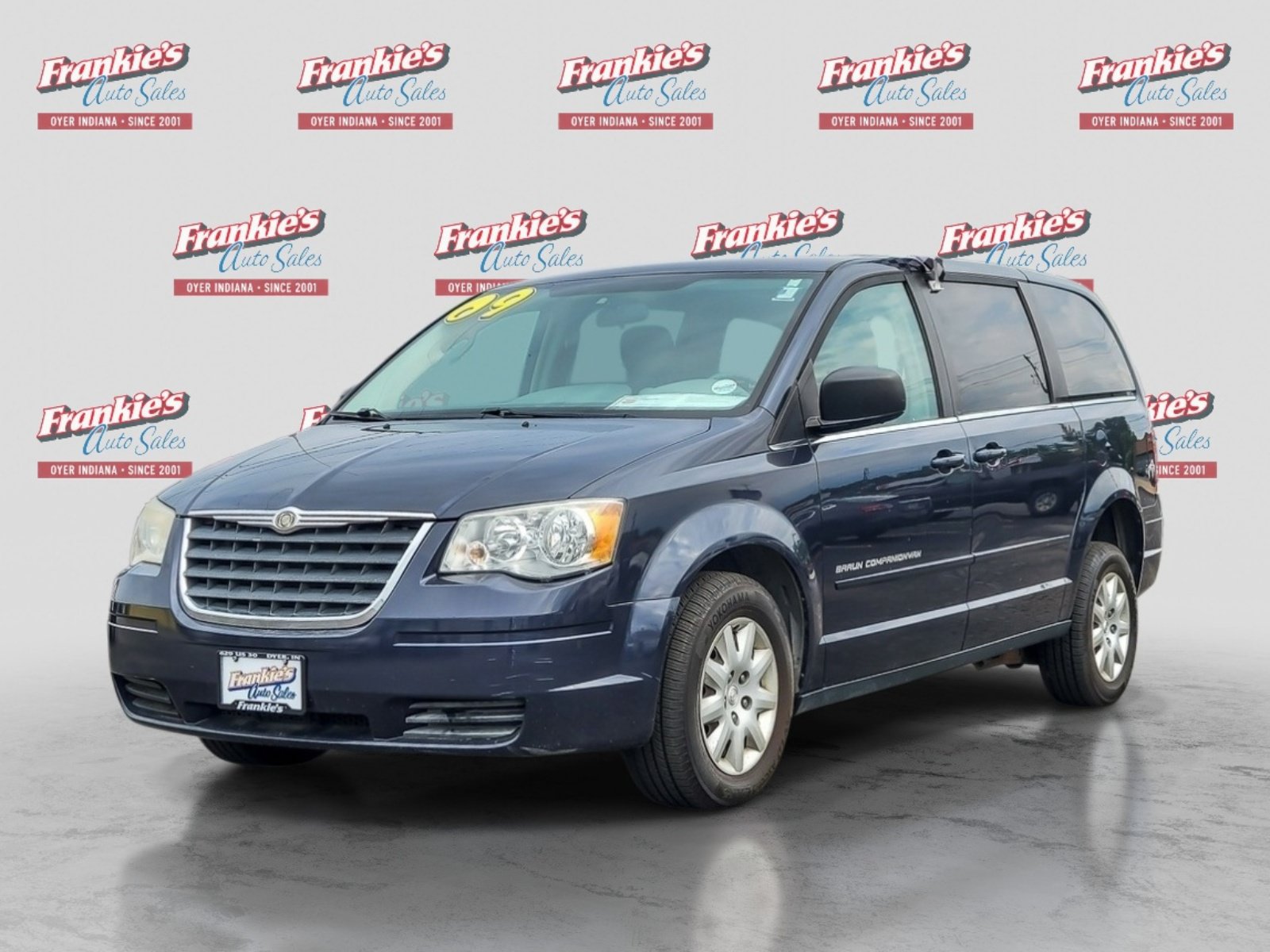 Used 2009 Chrysler Town & Country LX FWD image 1