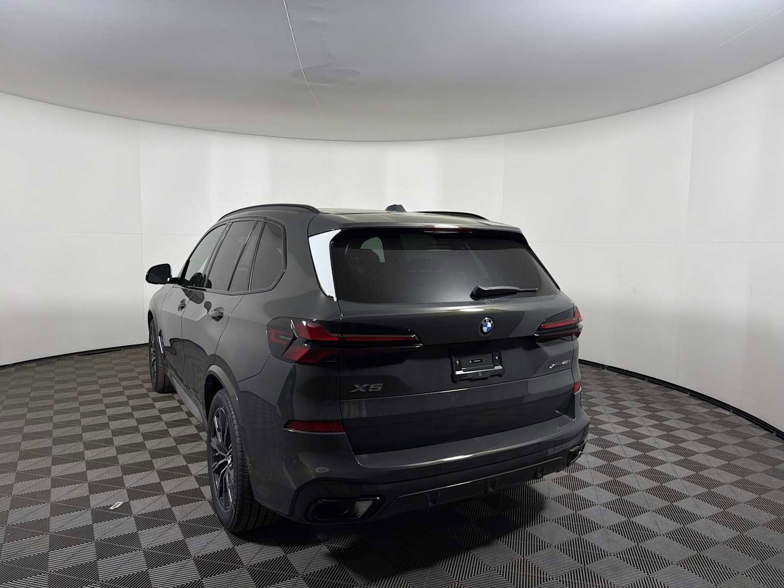 New 2026 BMW X5 xDrive40i w/ M Sport Package AWD/4WD image 3