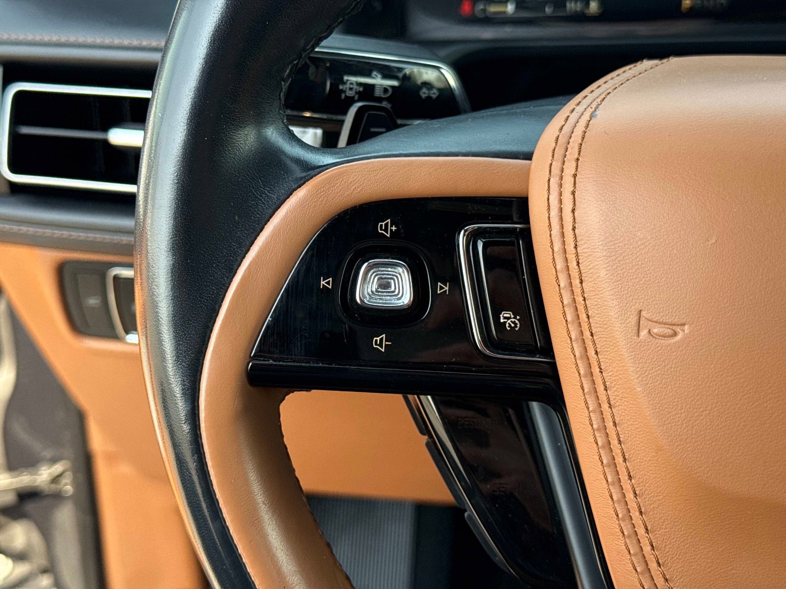 Used 2020 Lincoln Aviator Black Label w/ Class IV Trailer Tow Package image 33