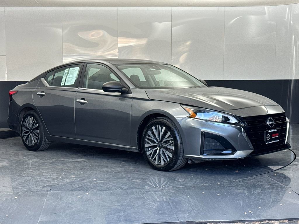 Used 2024 Nissan Altima 2.5 SV image 1