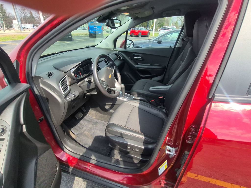 Used 2022 Chevrolet Trax LT w/ LT Convenience Package image 22