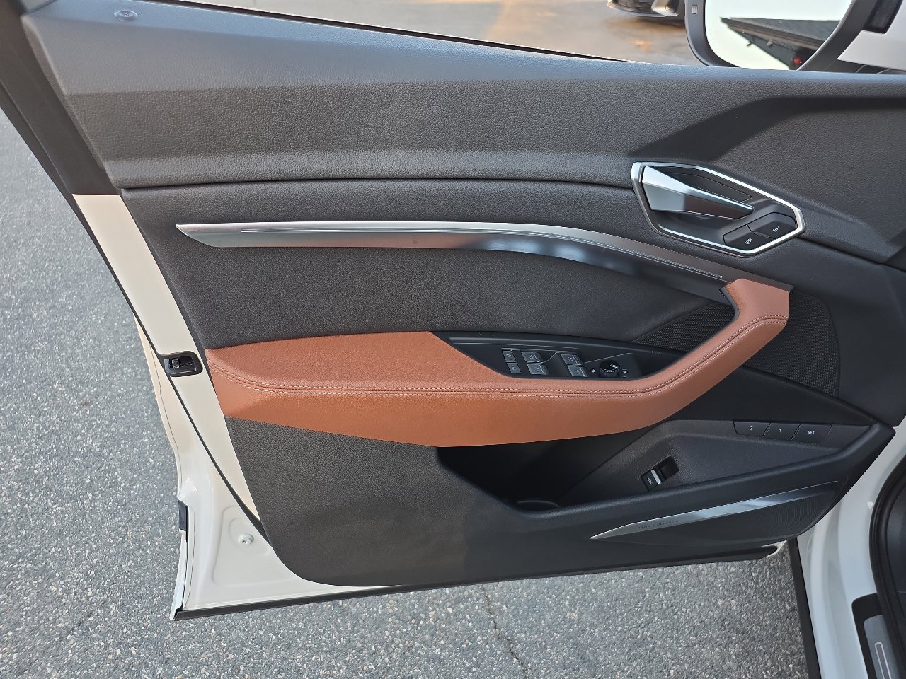 Used 2024 Audi Q8 e-tron Premium Plus w/ Premium Plus Package image 42