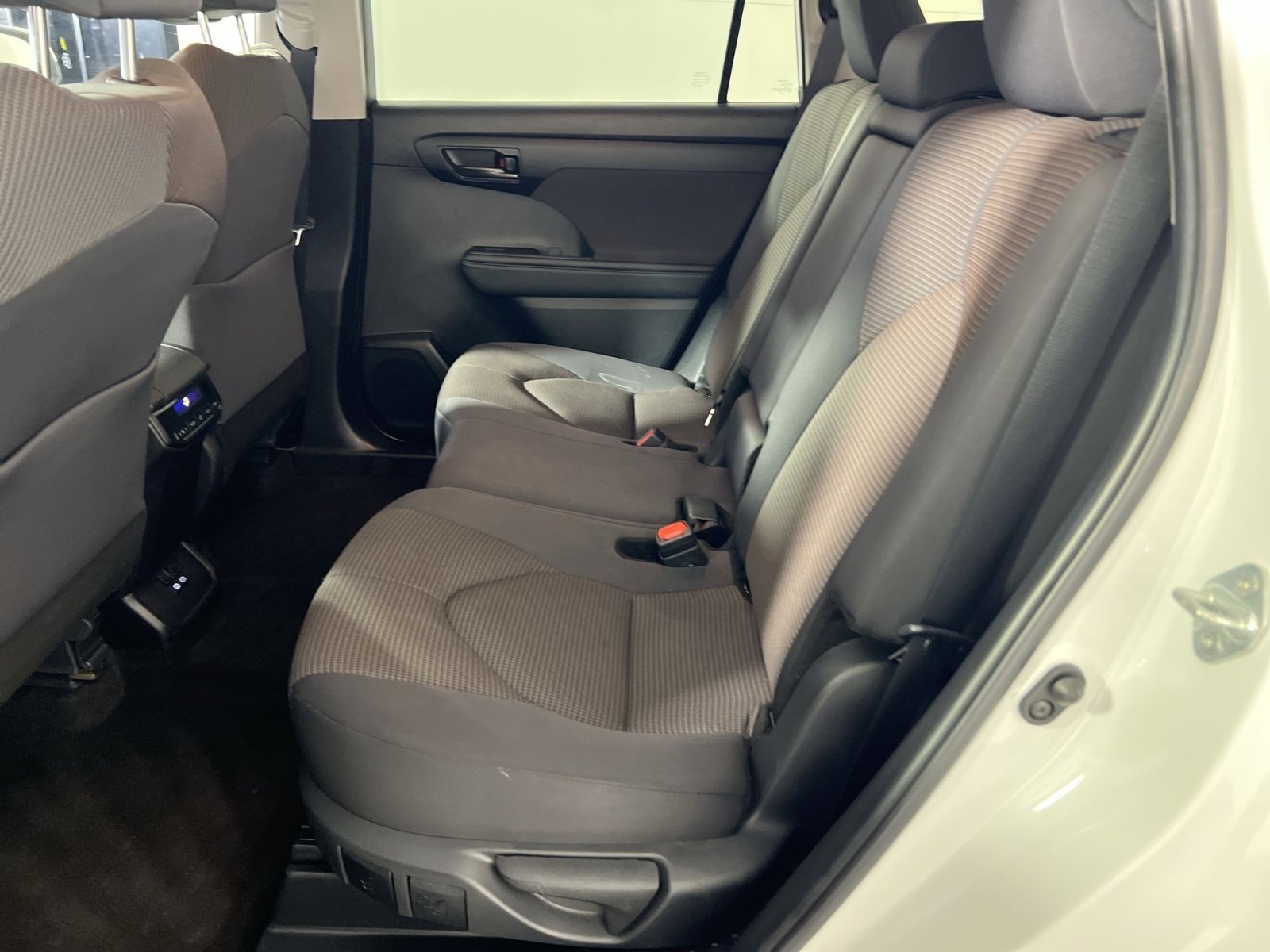 Used 2024 Toyota Highlander LE image 25